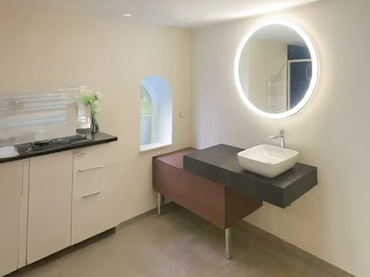 Salle de bain moderne luxueuse avec douche italienne et double vasque